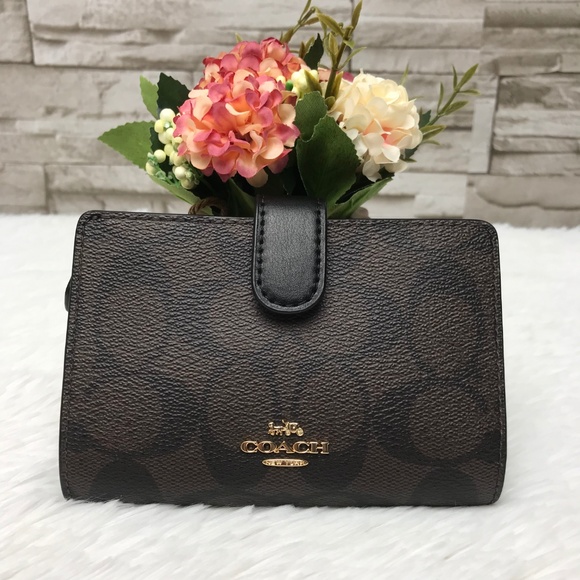 Coach Handbags - 👜COACH🌺MEDIUM CORNER ZIP WALLET 5"